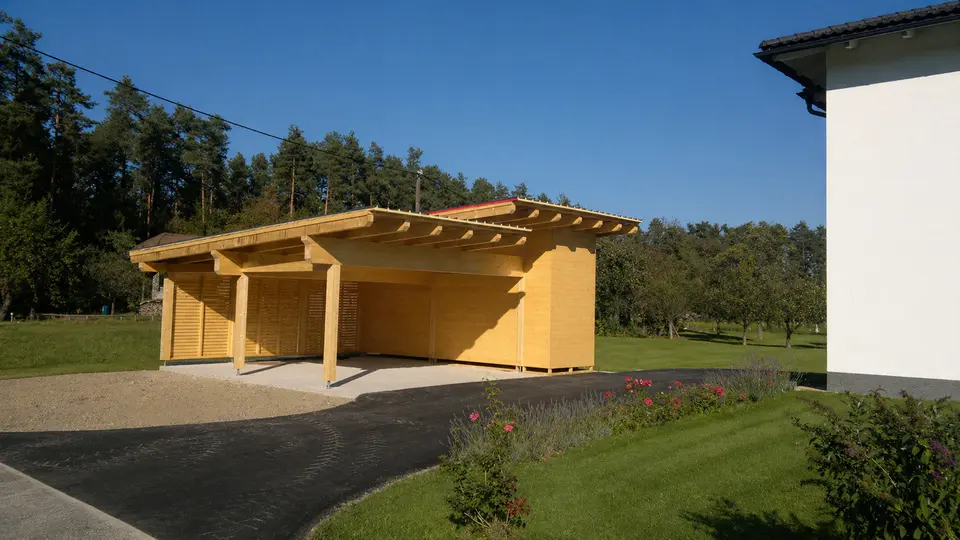 Doppelcarport aus hellem Holz