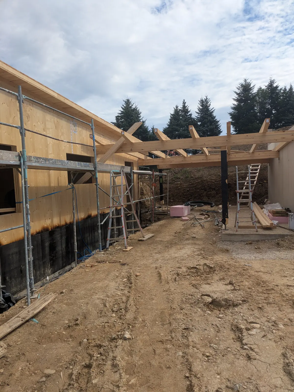Handwerker bei Arbeiten an einer Holzkonstruktion