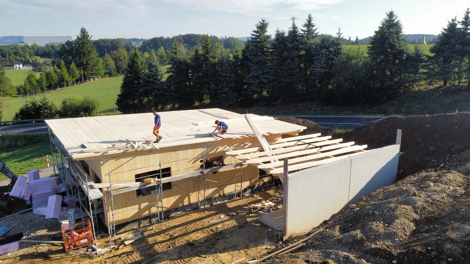 Luftaufnahme des Holzbauprojekts während der Montage